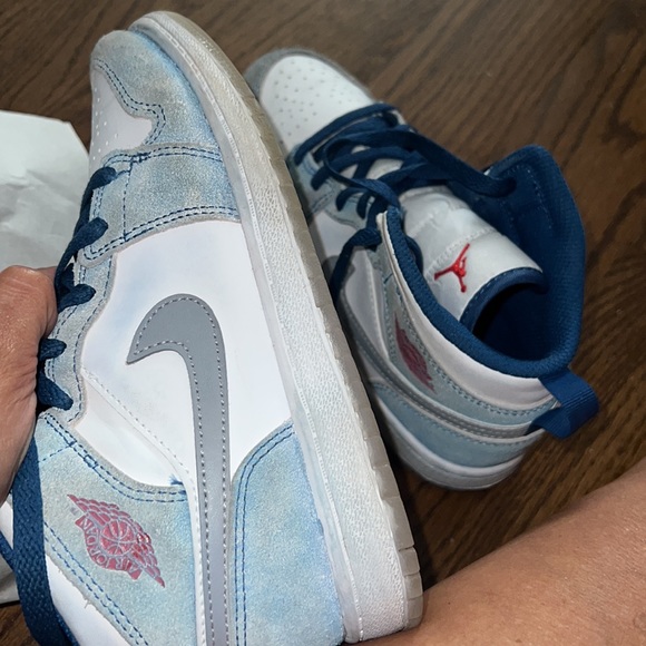 Jordan sneakers - worn a few times. Jordan 1 MID SE (PS) - Picture 7 of 10